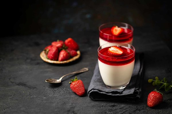 Comment réaliser une panna cotta à la vanille avec un coulis de fruits rouges?
